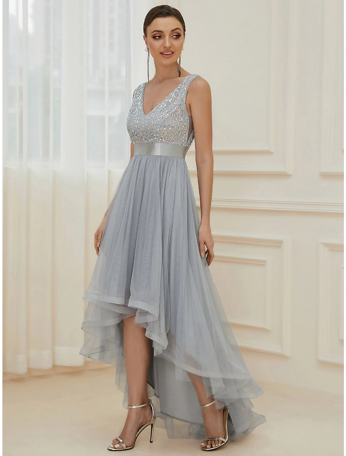 Abito da damigella d'onore a trapezio, scollo a V, senza maniche, elegante, asimmetrico, con paillettes e balze